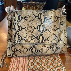 Elegant Snakeskin Shoulder Bag